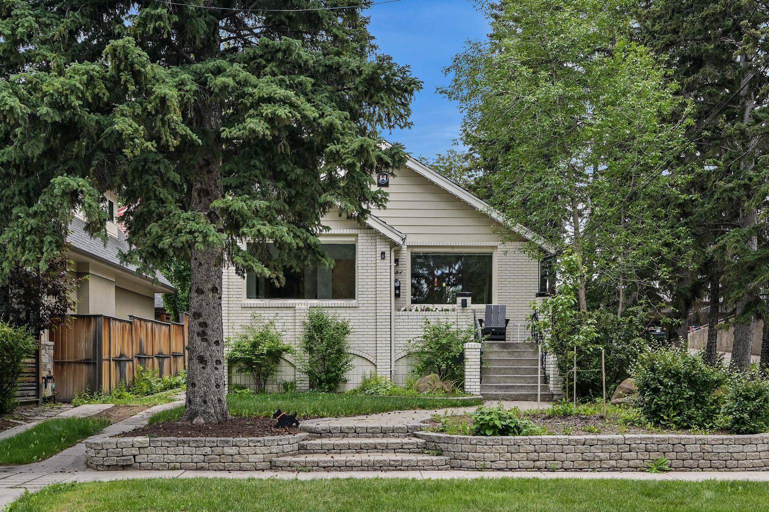 924 7A ST NW, Calgary, AB T2M 3H2