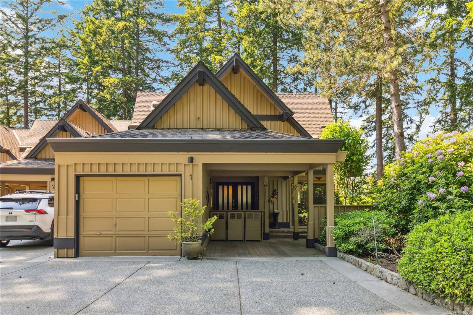 Saanich, BC V8X 5B8,981 Fir Tree Glen #1