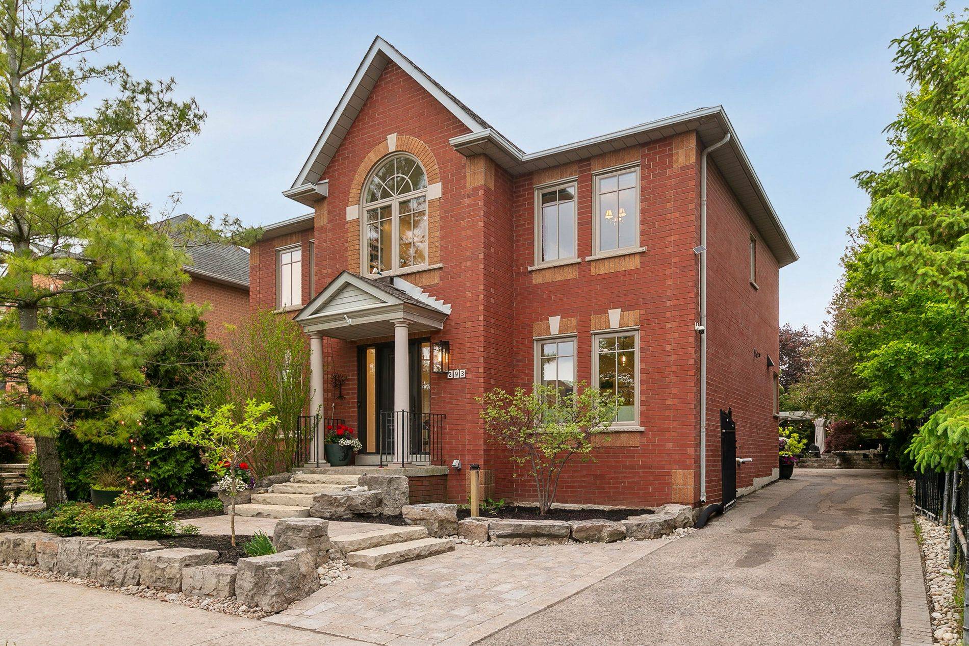 Oakville, ON L6H 5X9,293 River Glen BLVD
