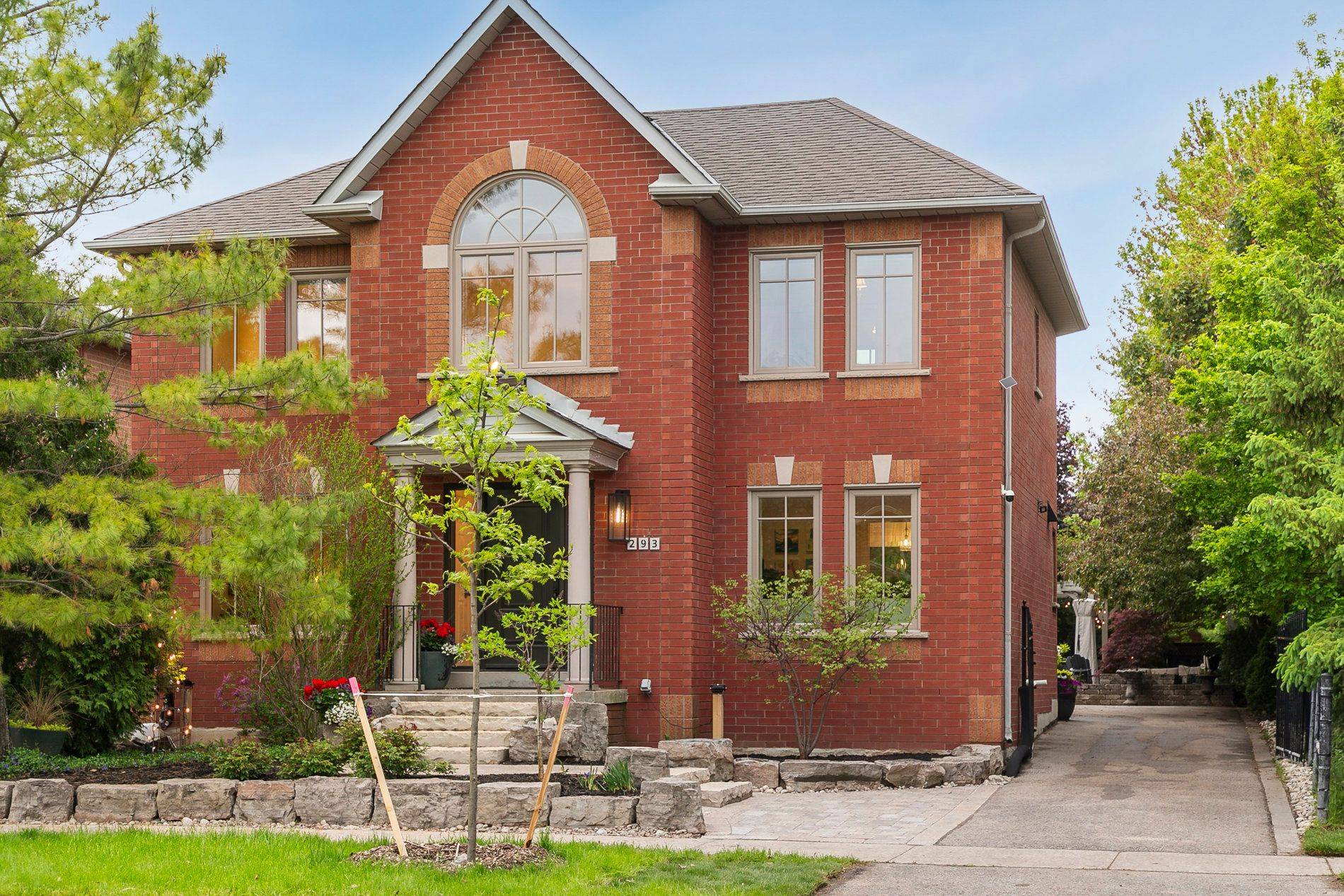 Oakville, ON L6H 5X9,293 River Glen BLVD