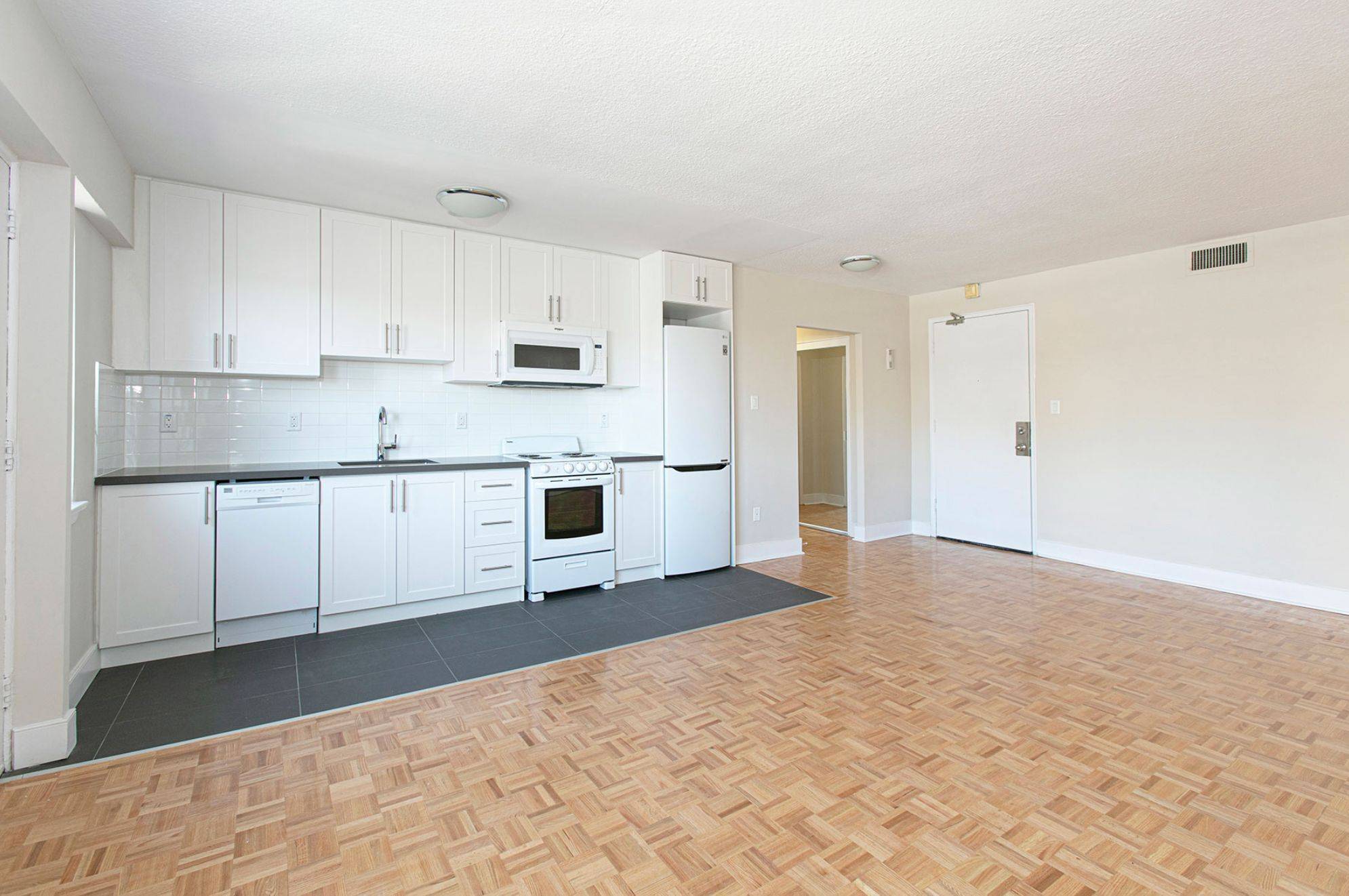 Toronto C02, ON M4V 1Z8,95 Lawton BLVD #401