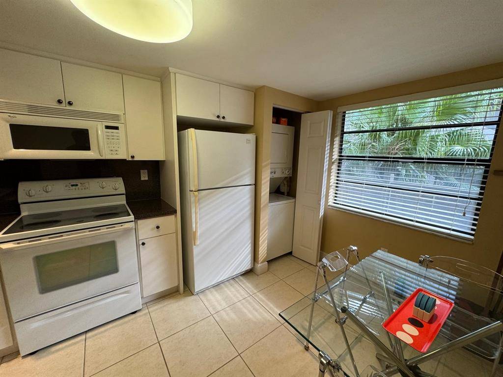 Pembroke Pines, FL 33026,900 Colony Point Cir #407
