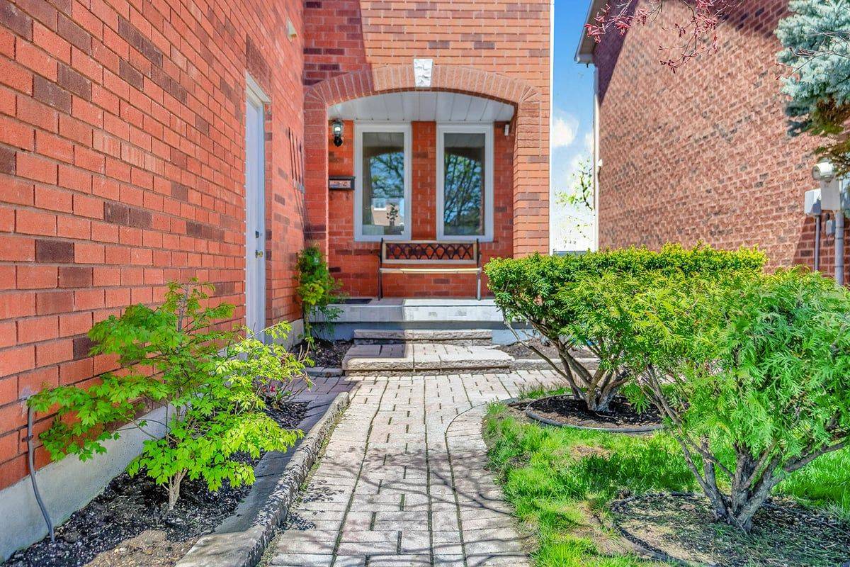 Mississauga, ON L5V 1P4,1077 Windsor Hill BLVD