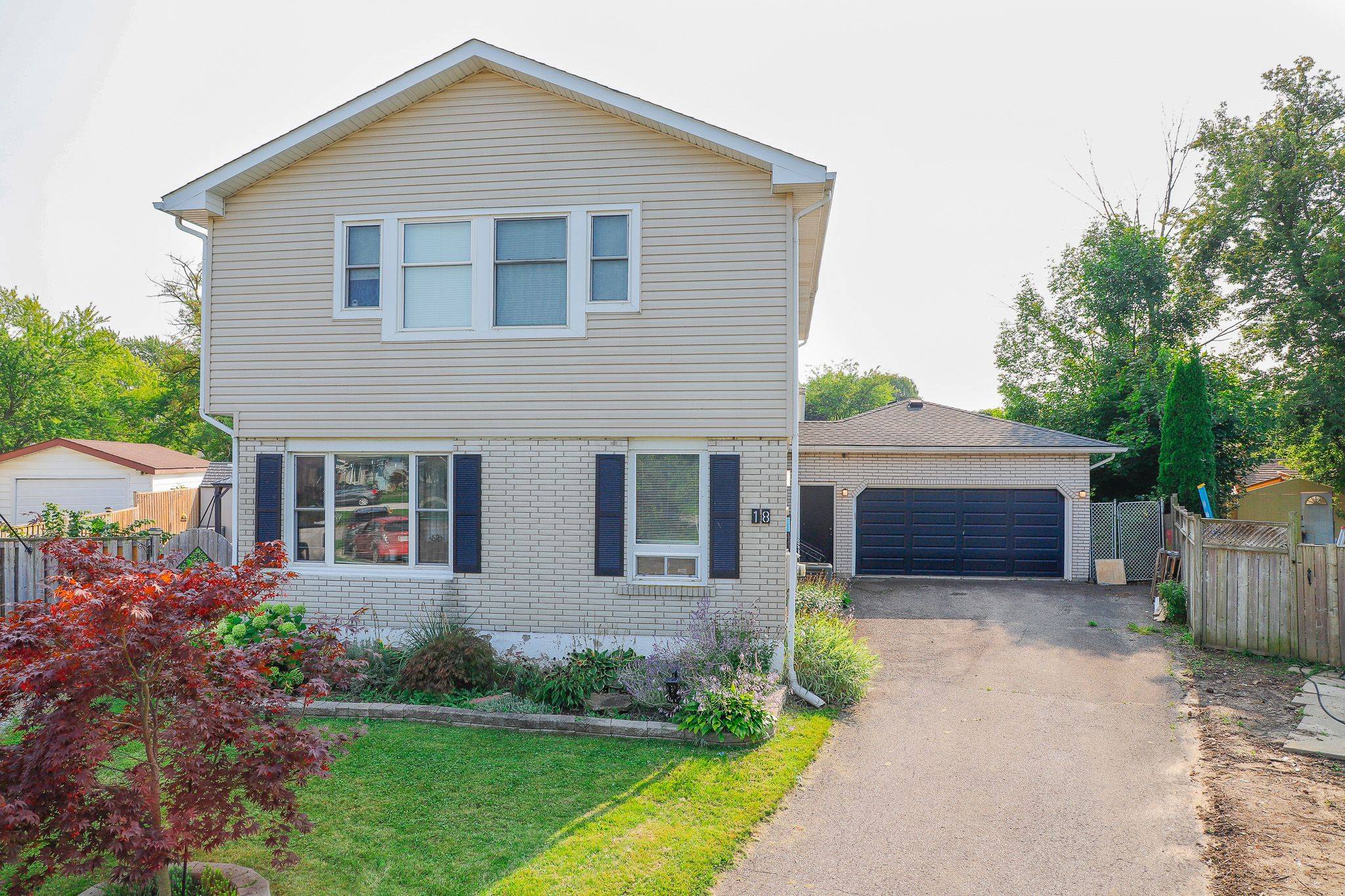 St. Catharines, ON L2M 6E3,18 Roxborough CT