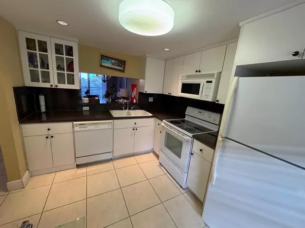 Pembroke Pines, FL 33026,900 Colony Point Cir #407