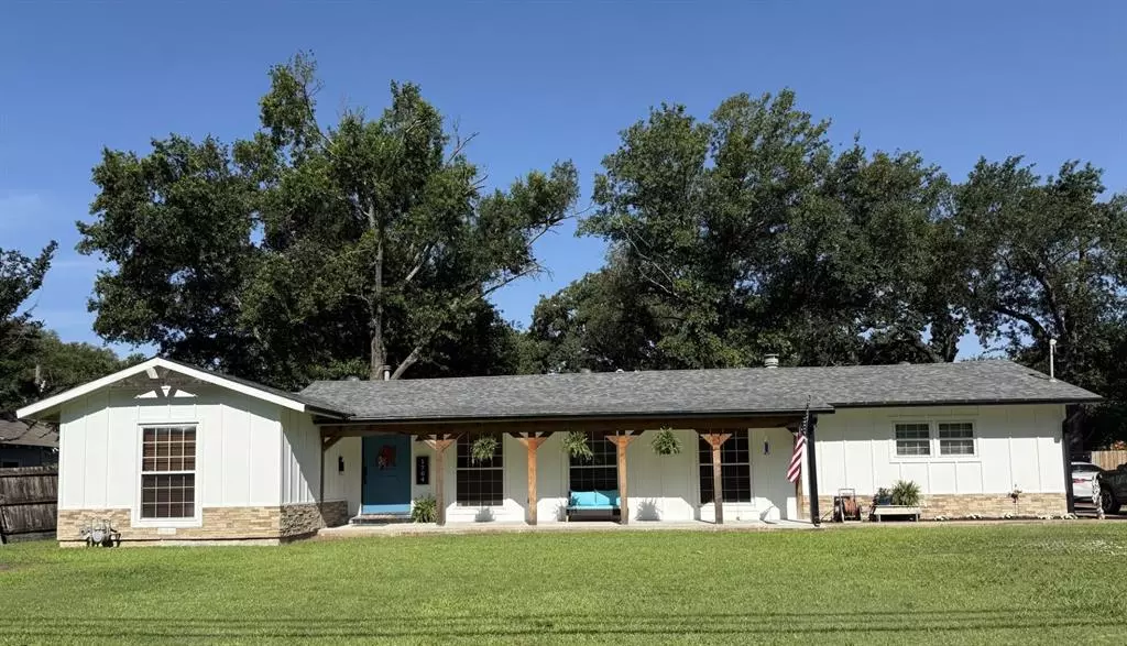 1704 S Houston Street, Kaufman, TX 75142