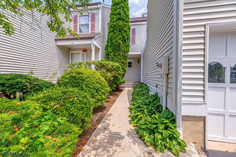 Mendham Boro, NJ 07945,23 Aberdeen Dr