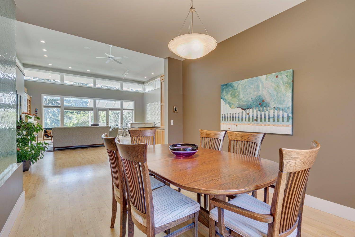 Calgary, AB T2K 0A2,943 30 AVE NW