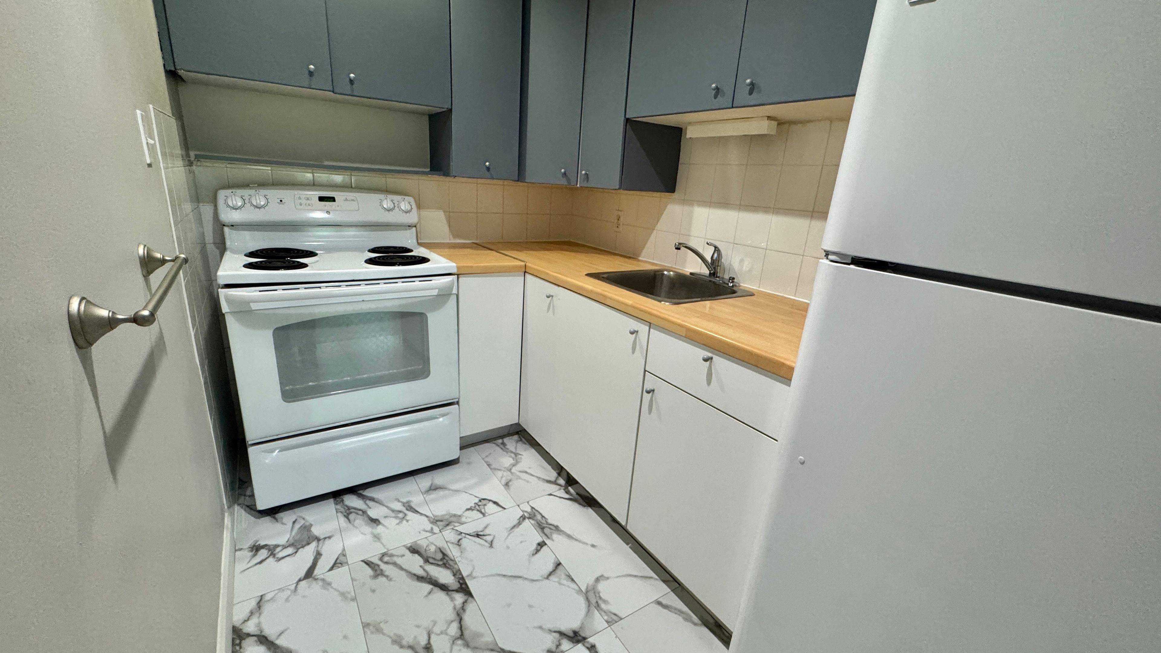 Mississauga, ON L5G 1H3,321 Lakeshore RD E #3