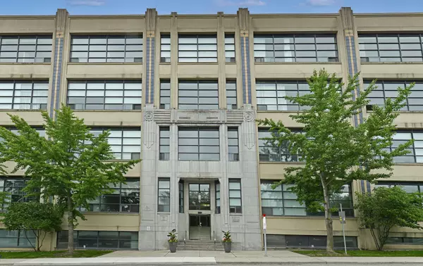 Toronto W04, ON M6B 4M4,1001 Roselawn AVE #205