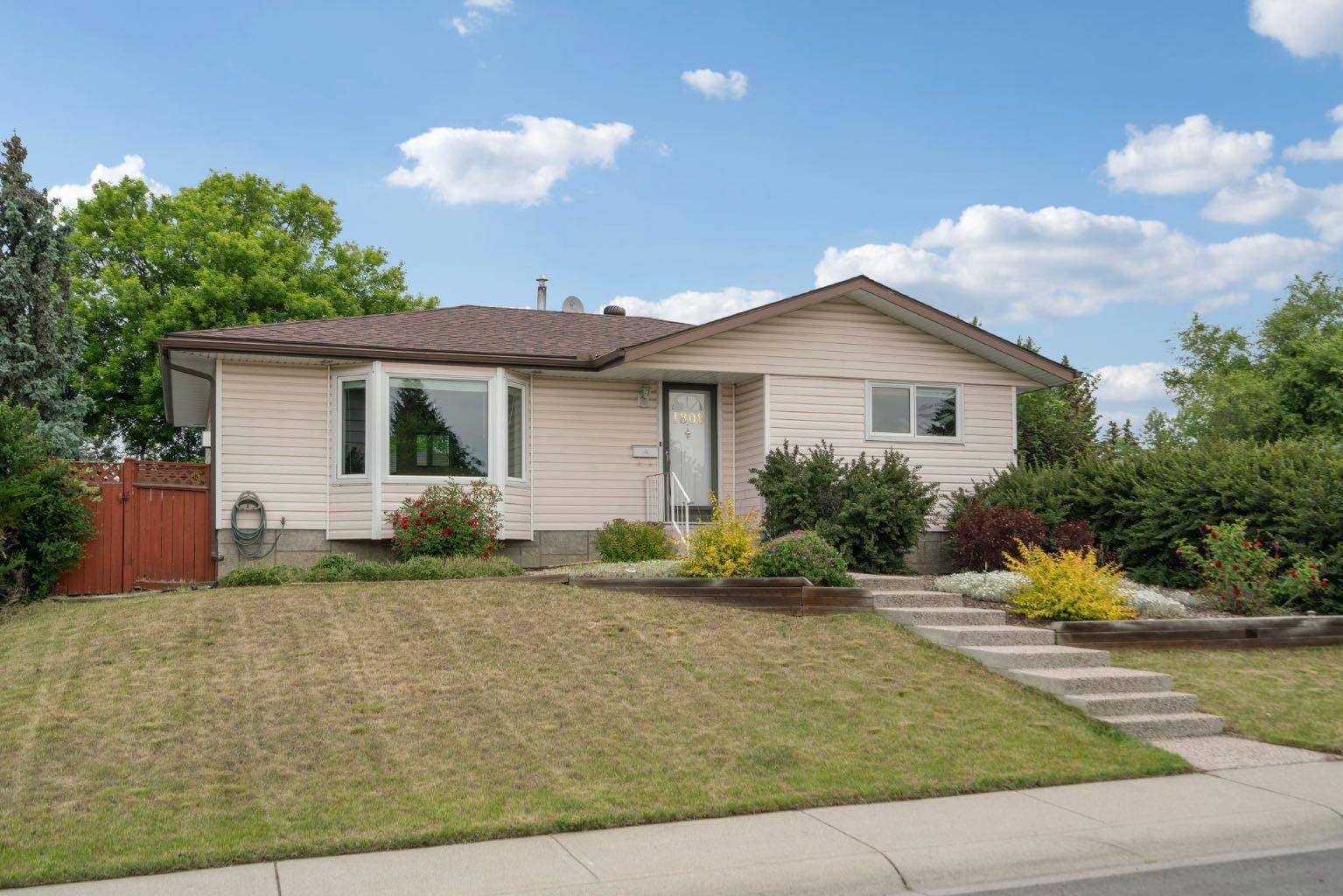 Calgary, AB T2W 1R5,1808 111 AVE Southwest