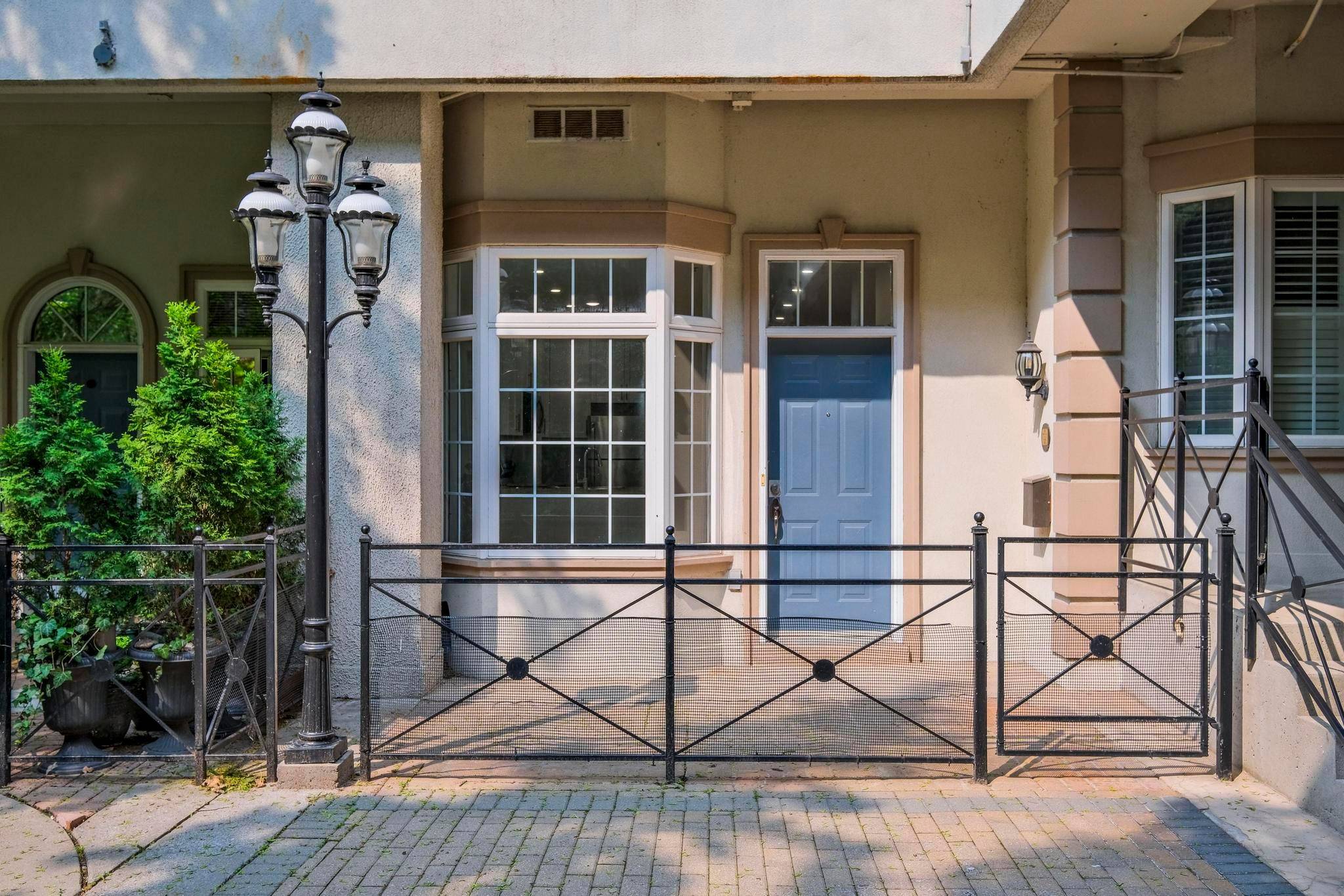 71 Mccaul ST #105, Toronto C01, ON M5T 2X1