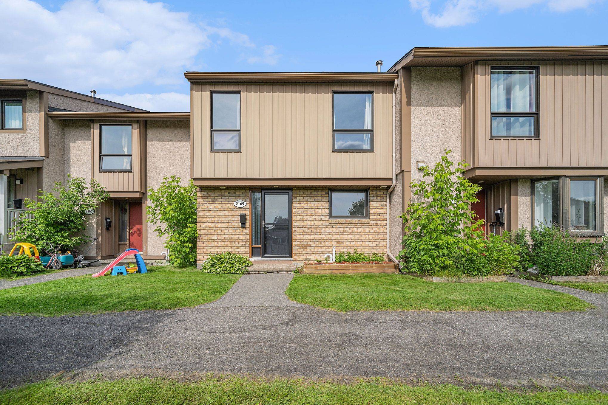 Cyrville - Carson Grove - Pineview, ON K1B 4N7,2169 Stonehenge CRES