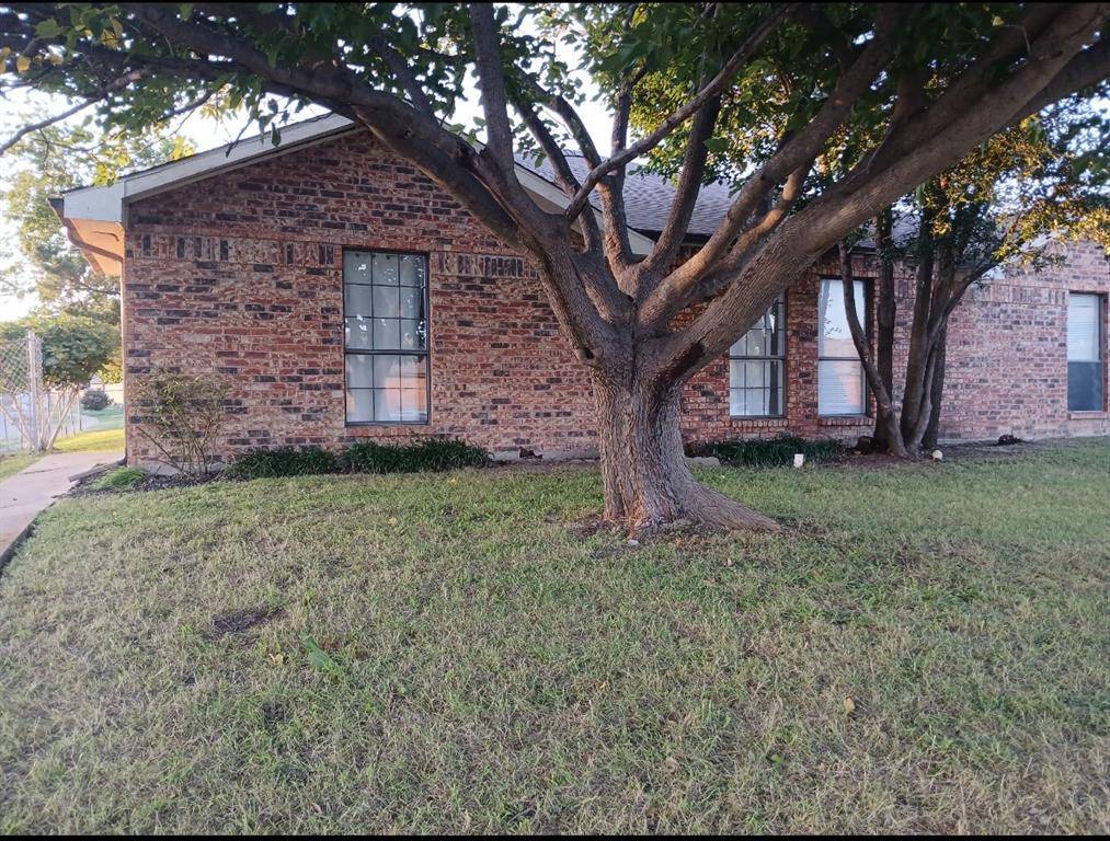 524 Stonehenge Drive, Grand Prairie, TX 75052