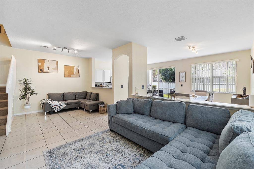 9090 NW 40th Pl, Sunrise, FL 33351