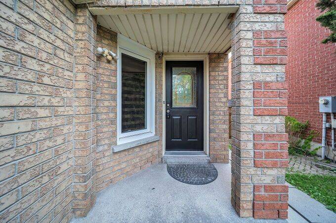 Brampton, ON L6Y 5B1,33 Kitto CT