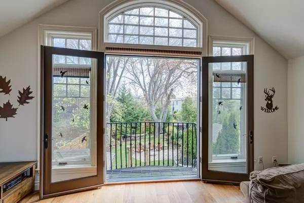 31 Maple AVE N, Mississauga, ON L5H 2R9