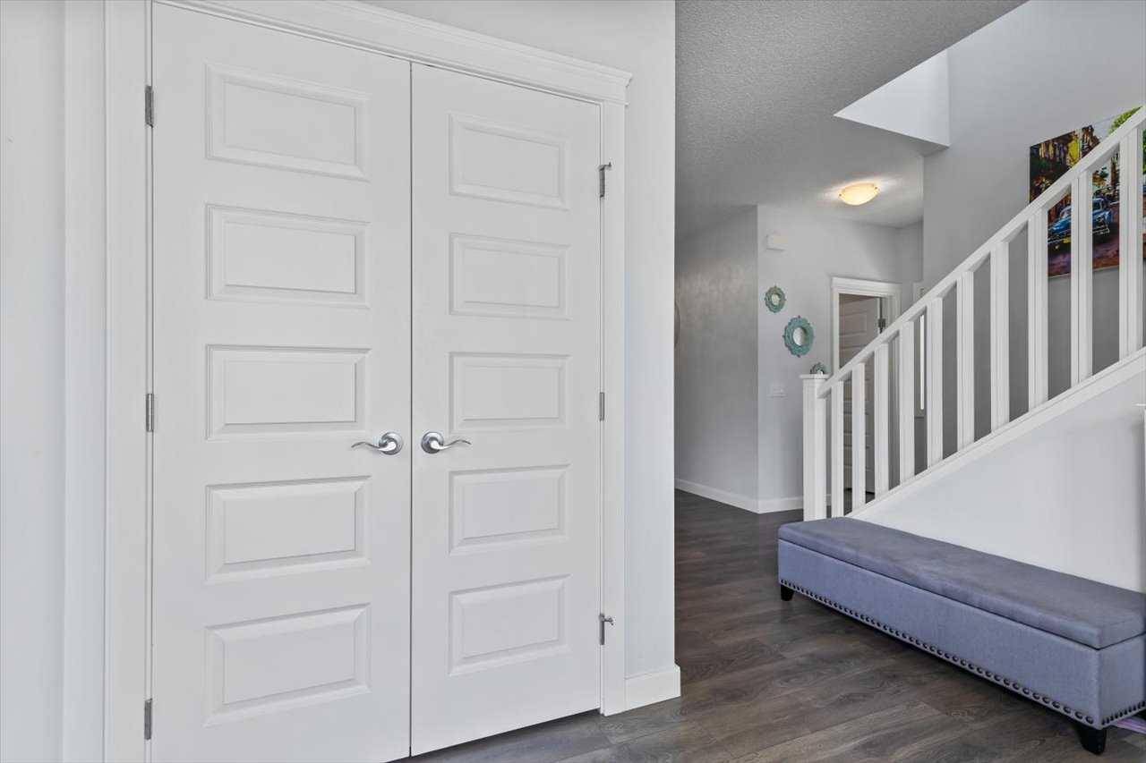 Okotoks, AB T1S 5S2,17 Juniper ST