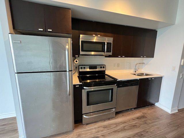 Toronto W01, ON M6S 5B5,105 The Queensway AVE #606