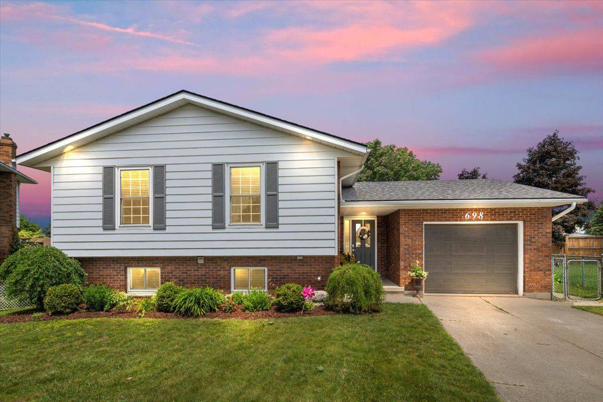 698 15th Street Close, Hanover, ON N4N 3L8