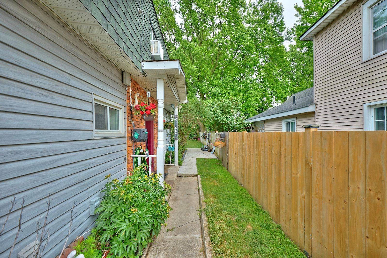 Haldimand, ON N1A 2E3,715 TAMARAC ST