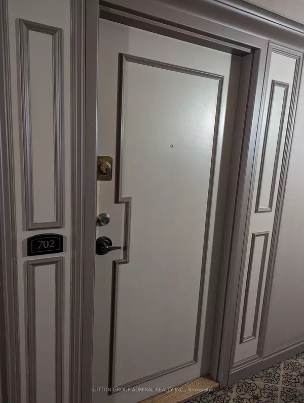 105 Mccaul ST #702, Toronto C01, ON M5T 2X4