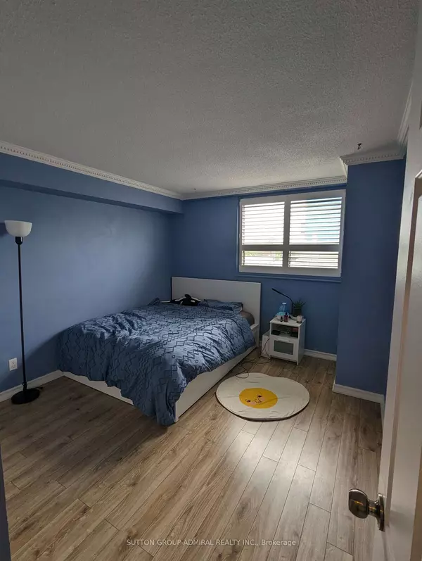 Toronto C01, ON M5T 2X4,105 Mccaul ST #702