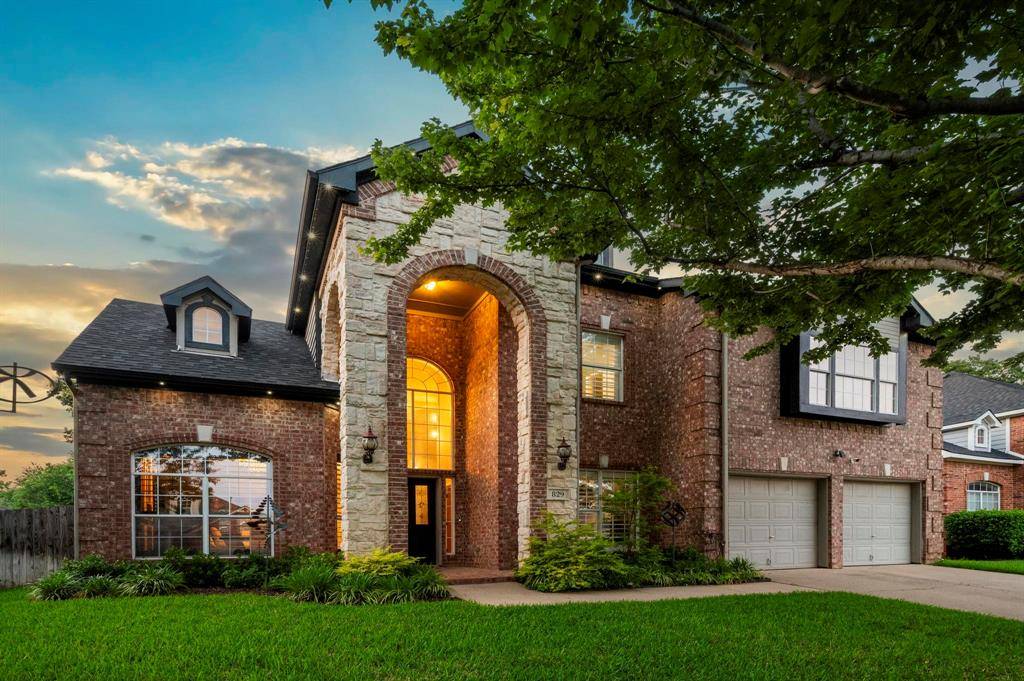 829 Forest Hollow Drive, Hurst, TX 76053