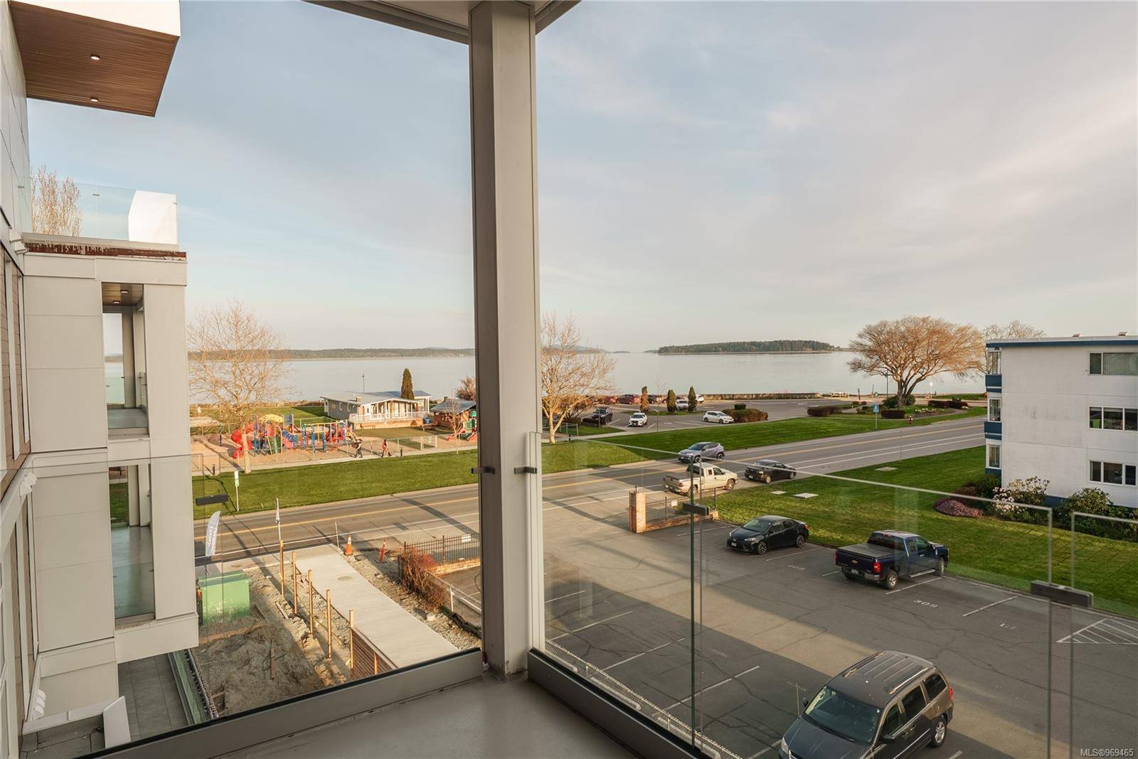 9570 Fifth St #306, Sidney, BC V8L 2W5