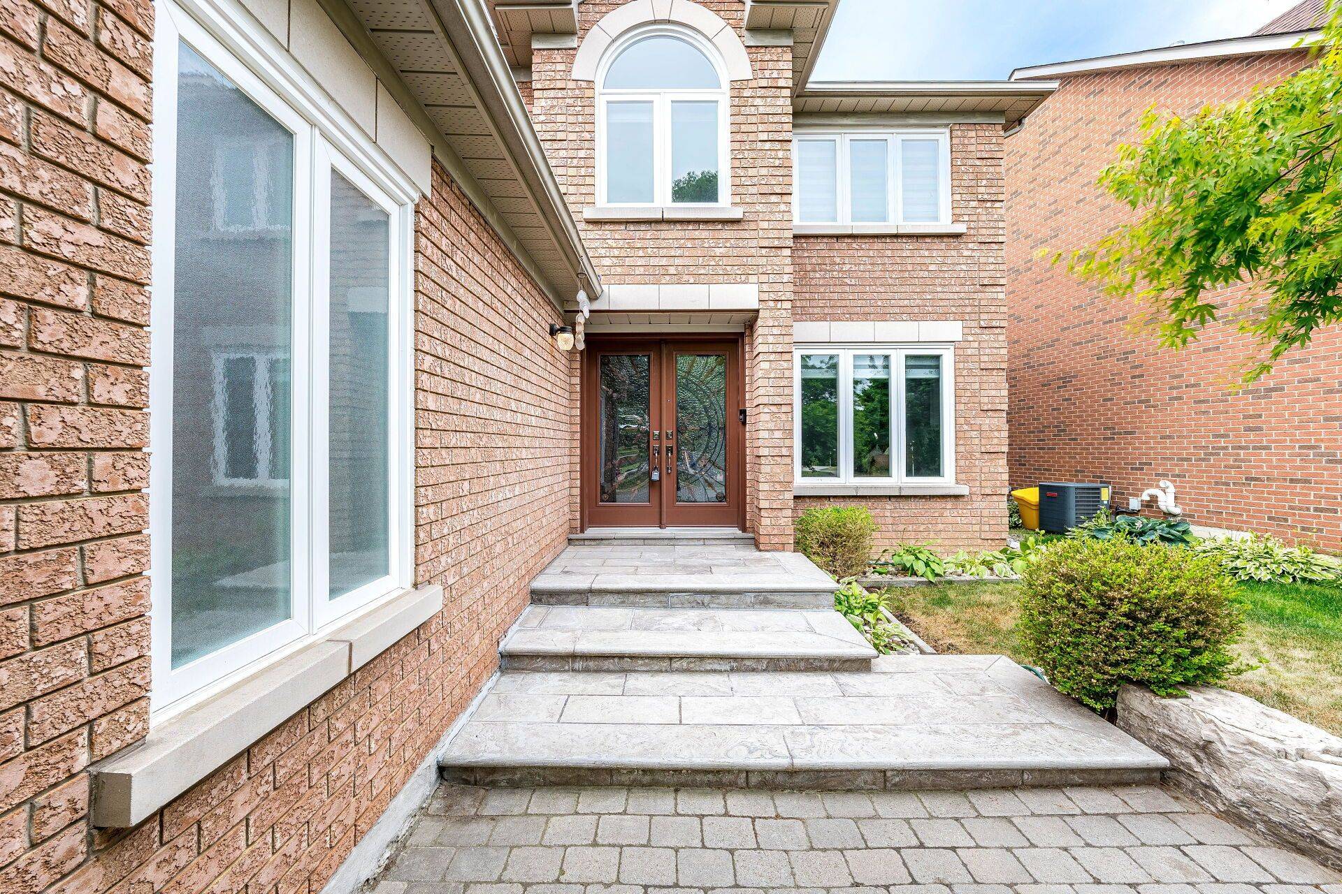 Brampton, ON L6R 1E6,80 Eagleridge DR