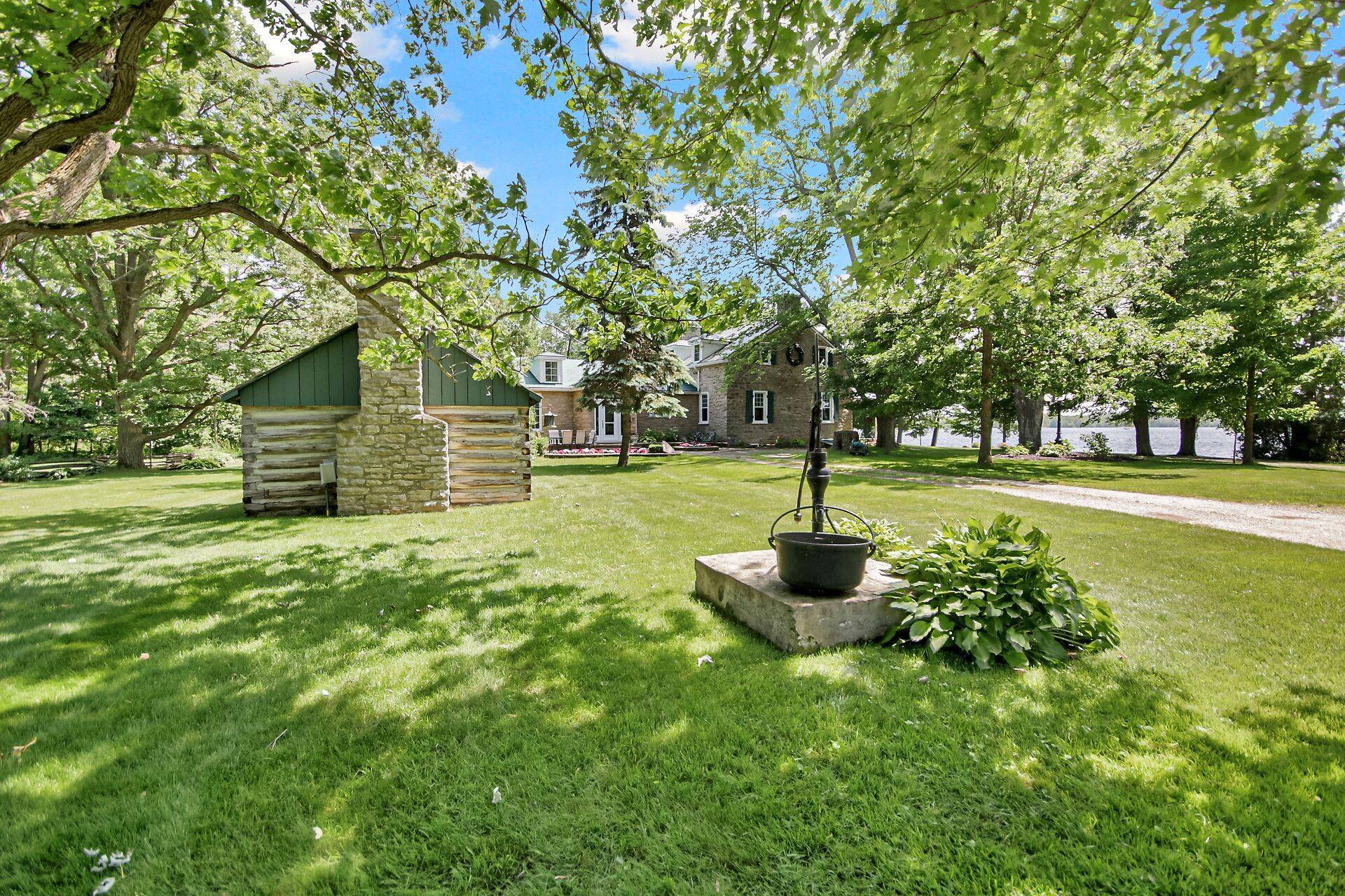 Beckwith, ON K7C 0S9,100 Loch End RD