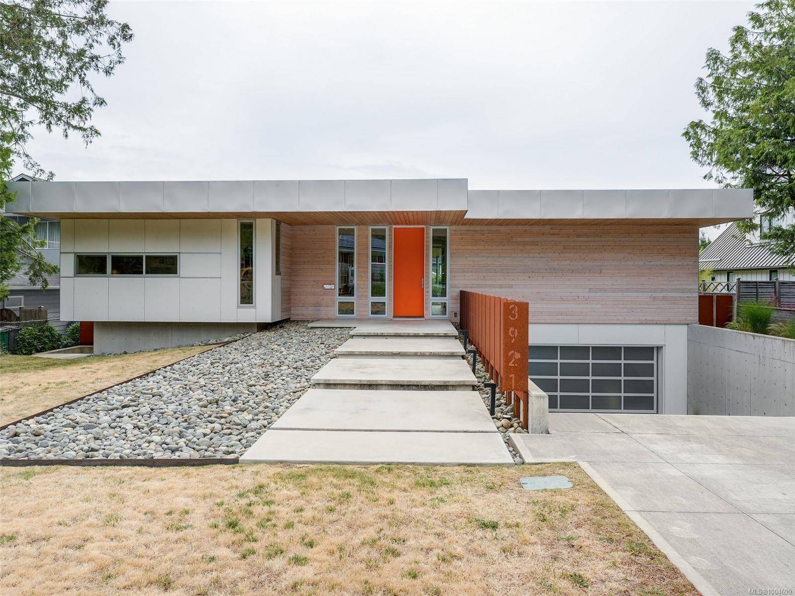 3921 Hobbs St, Saanich, BC V8N 4C8