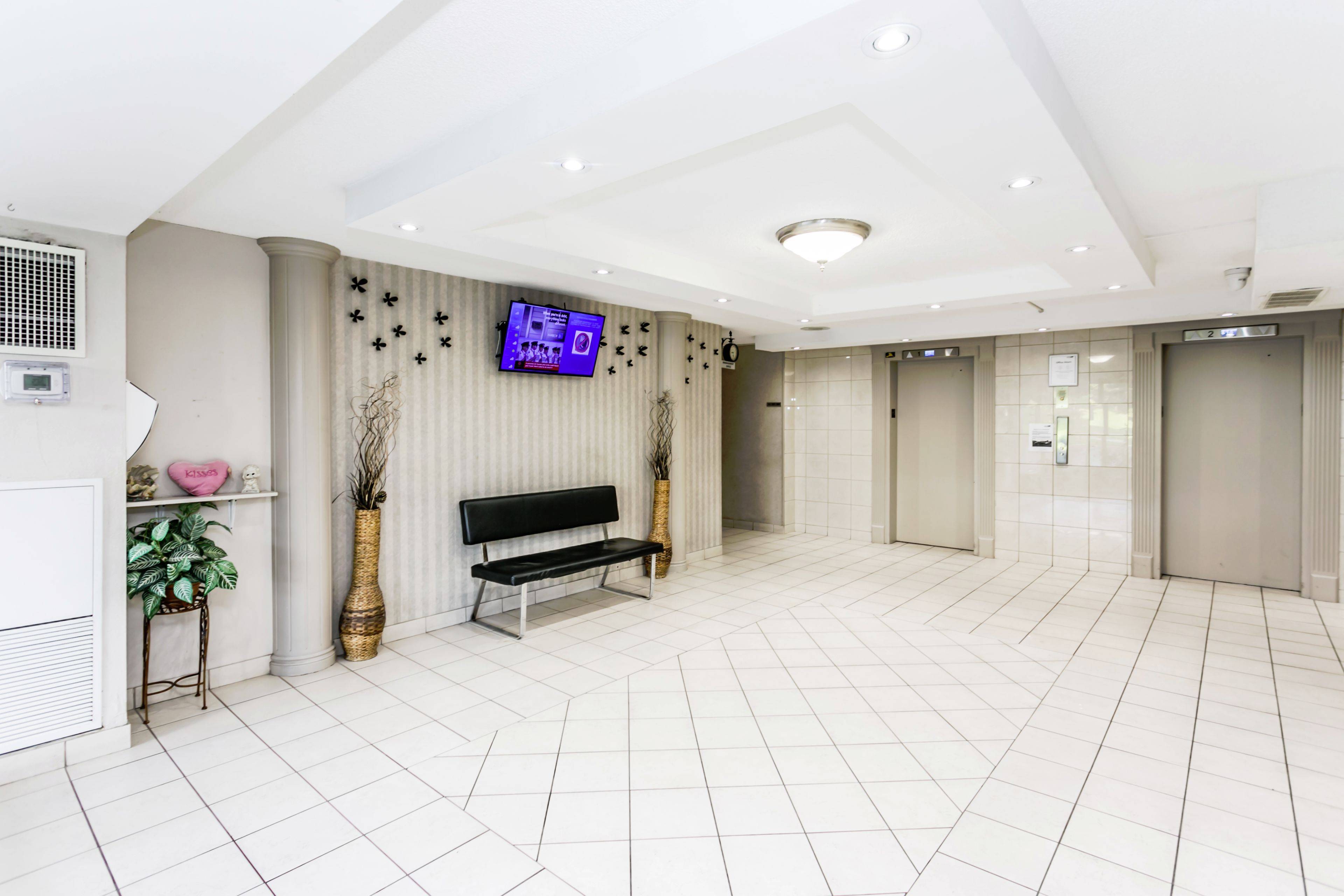 Brampton, ON L6T 3Y1,21 Knightsbridge RD #1708