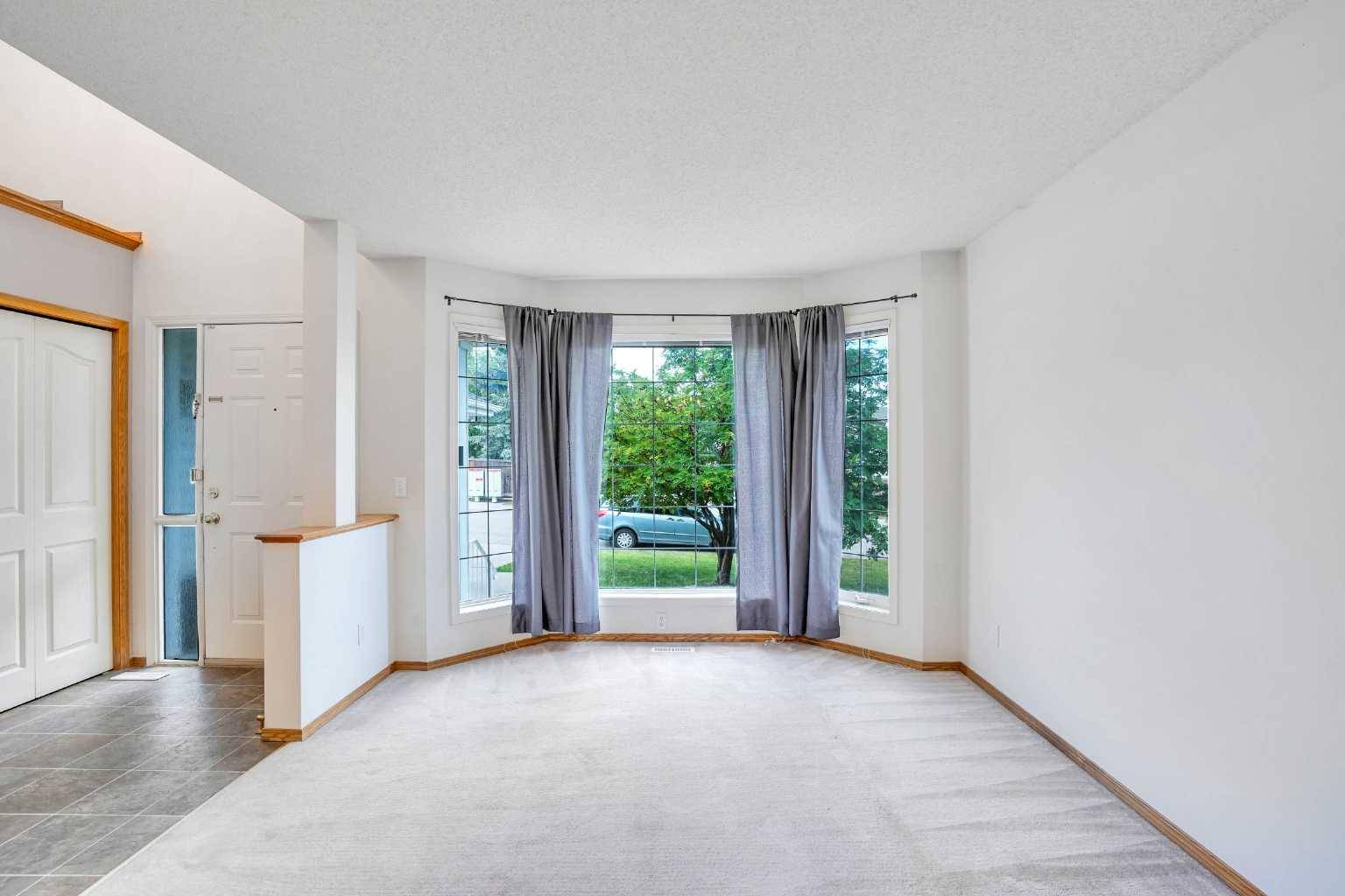 Calgary, AB T3A 5E9,82 Edgevalley Close NW