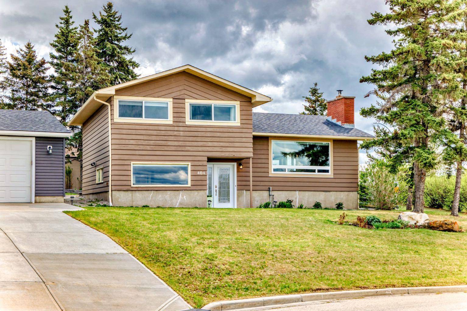 404 William ST, Cochrane, AB T4C 1C8