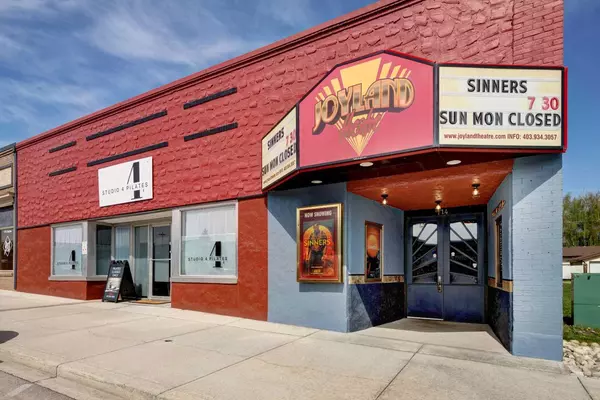 114-116 Second AVE, Strathmore, AB T1P 1K3