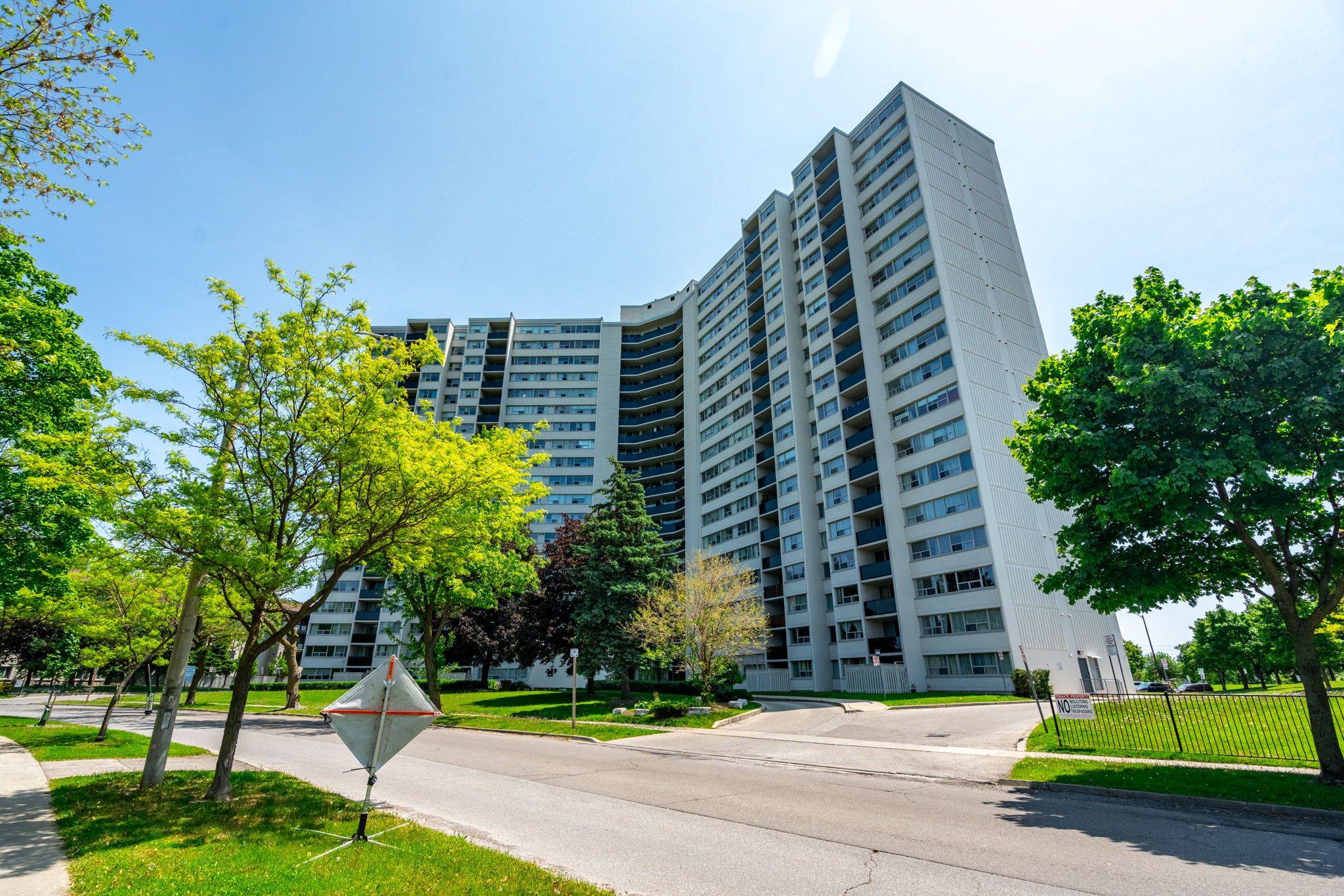 530 Lolita GDNS #1211, Mississauga, ON L5A 3T2