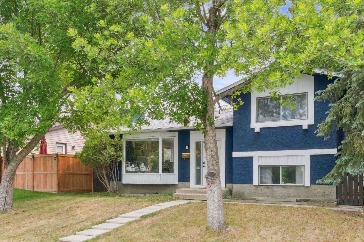 159 Woodbrook WAY Southwest, Calgary, AB T2W 4J1