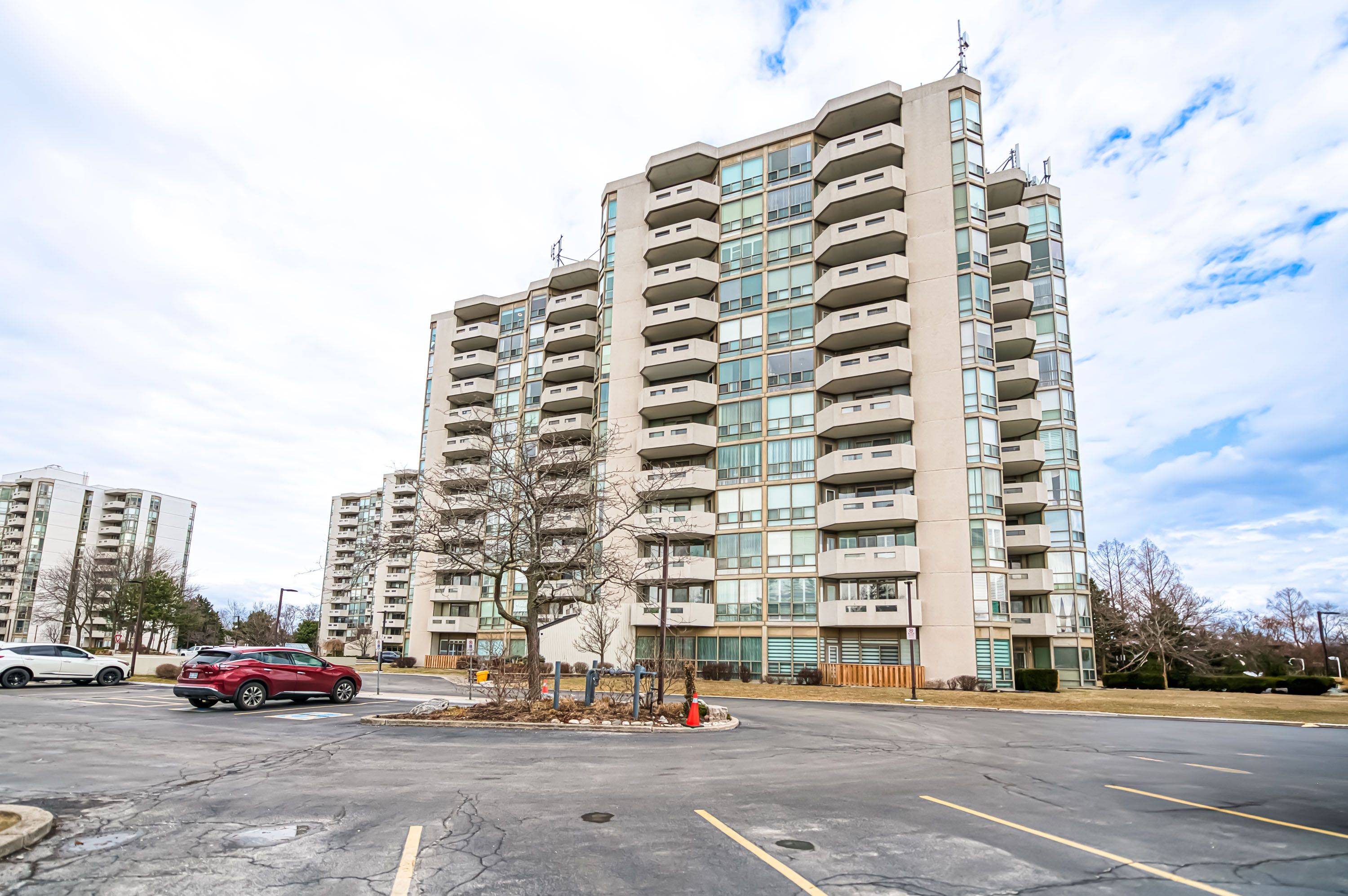 5070 Pinedale AVE #1004, Burlington, ON L7L 5V6