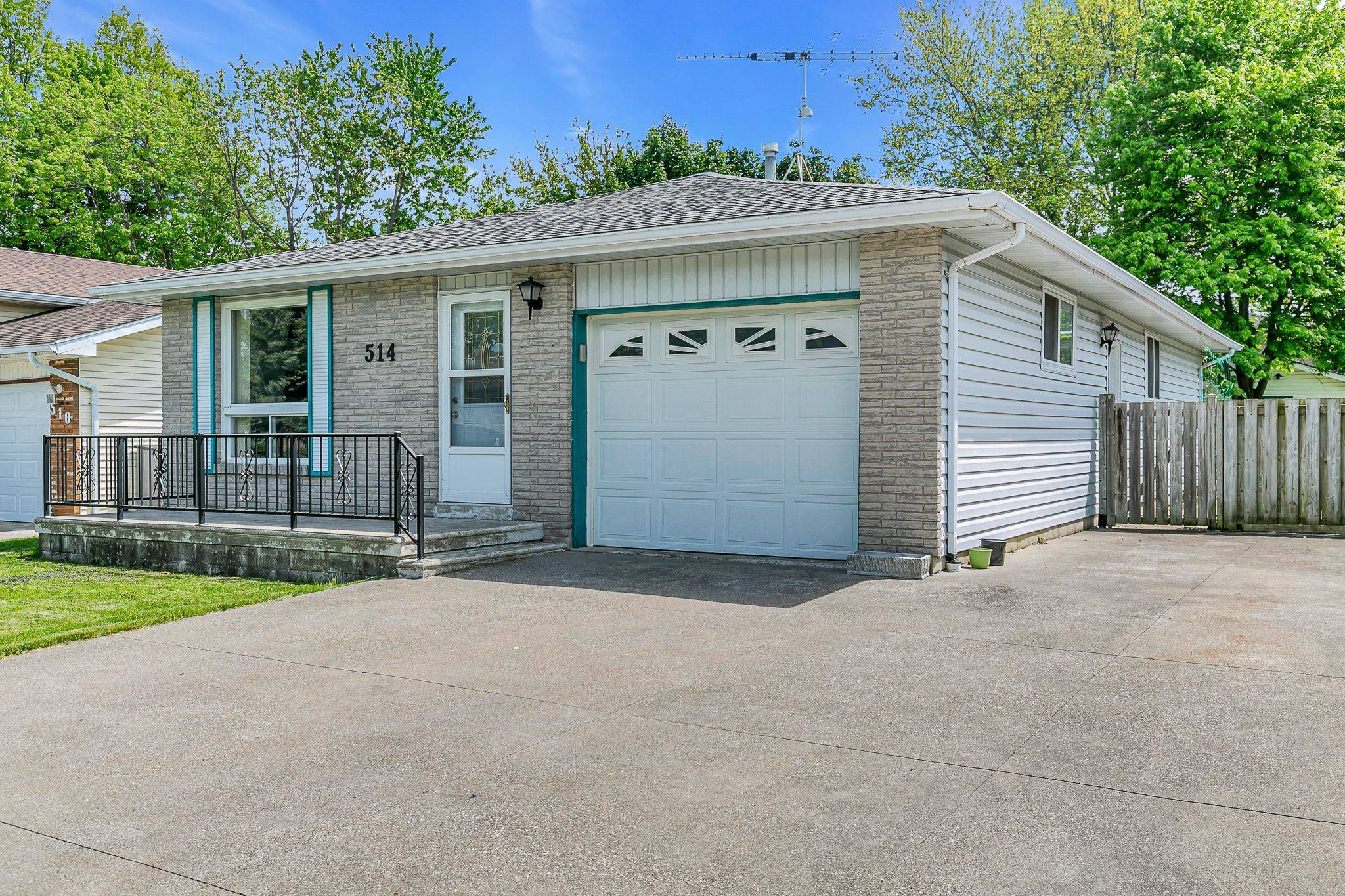 Lakeshore, ON N0R 1A0,514 Desjardins ST