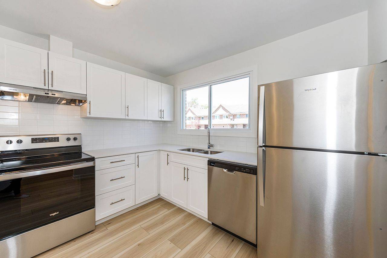 Hamilton, ON L8W 1M6,20 Anna Capri DR #4