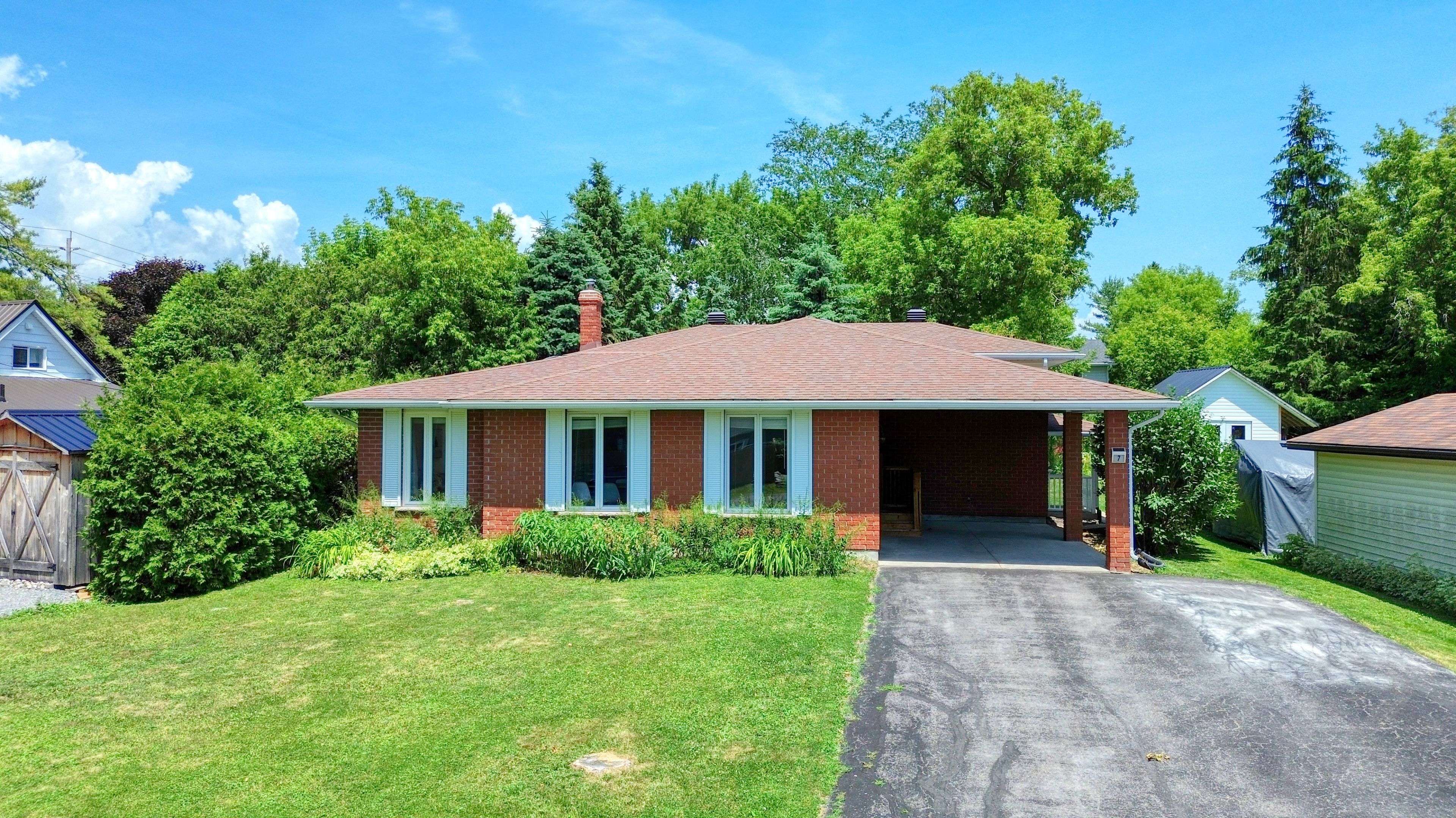 7 Blake ST, Greater Napanee, ON K7R 3E2
