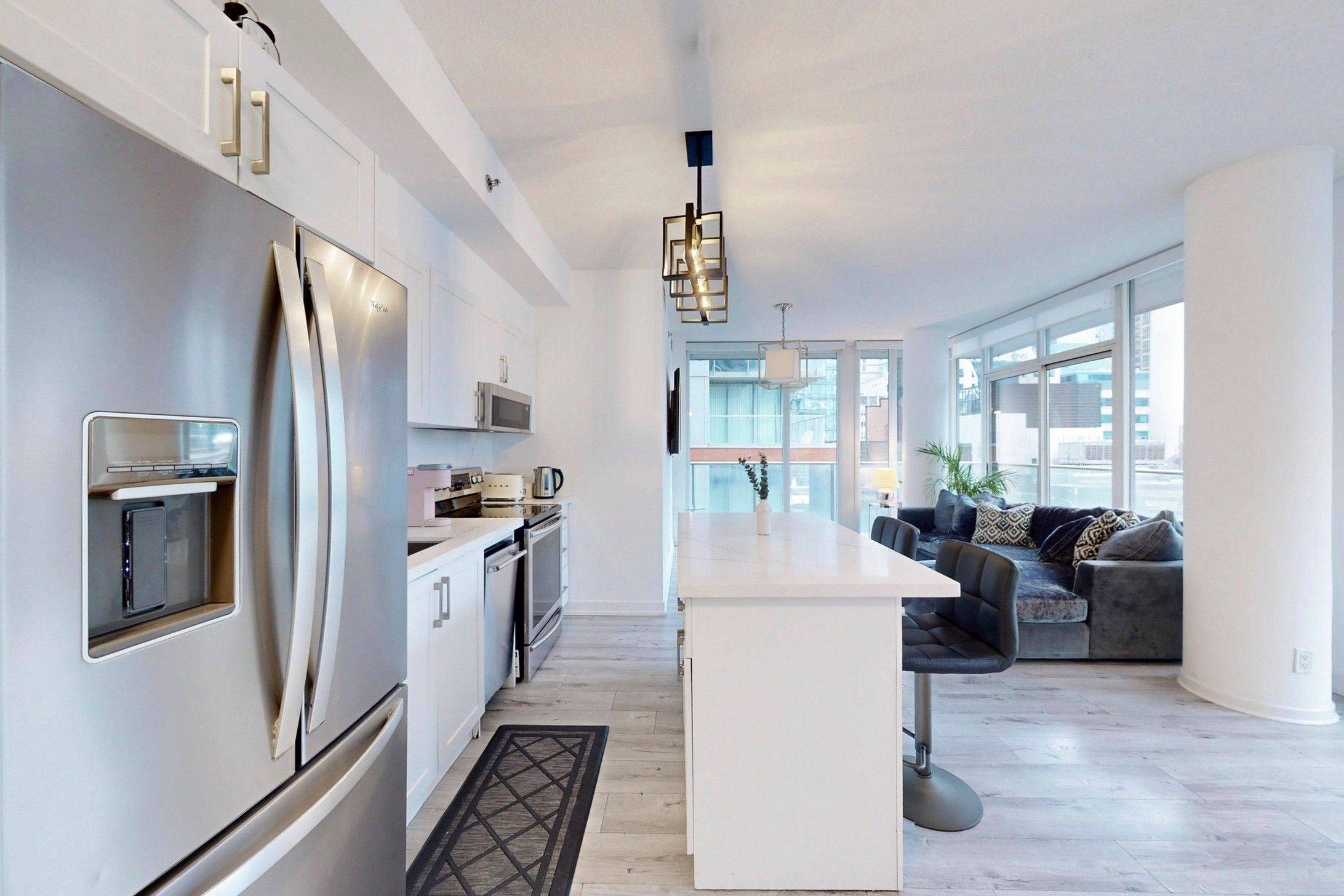 Toronto C01, ON M5V 3H9,21 Nelson ST #818