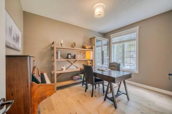 Calgary, AB T3H 0M1,9322 14 AVE SW