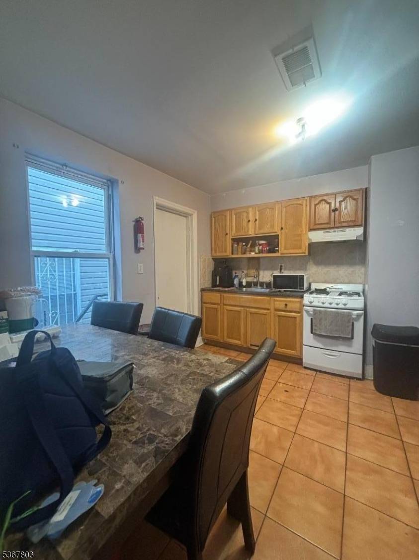 Elizabeth City, NJ 07201,916 Bond St