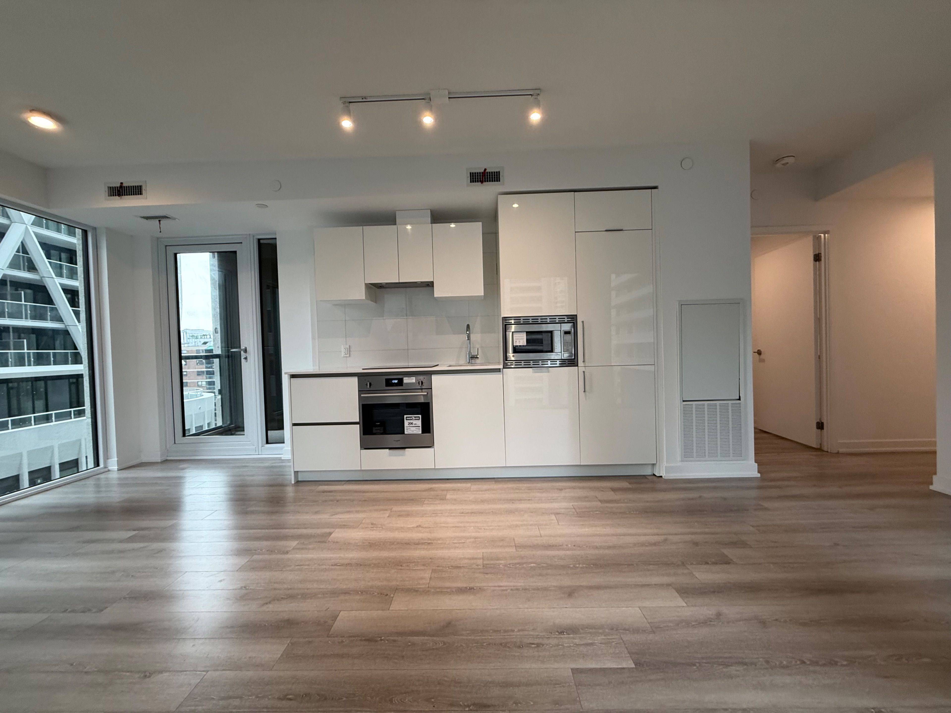 Toronto C01, ON M5T 0E2,238 Simcoe ST #804