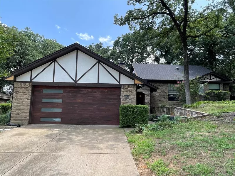2100 Twin Elms Drive, Arlington, TX 76012