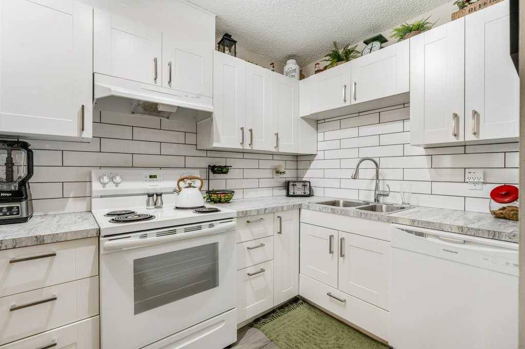 Lethbridge, AB T1K 5M2,65 Temple BLVD W #106