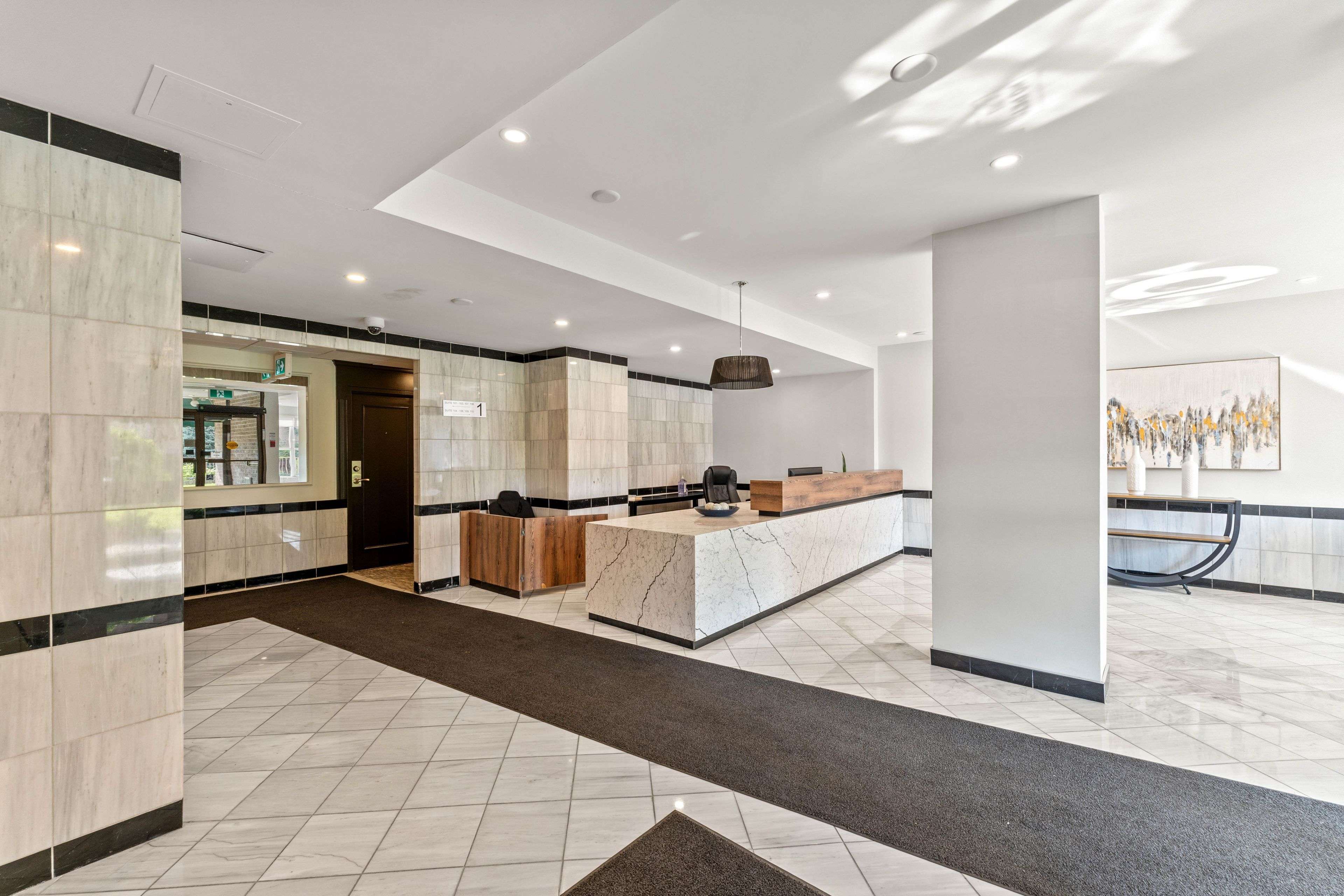 Newmarket, ON L3Y 7T7,250 Davis DR #1007