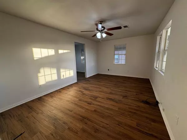 Leonard, TX 75452,304 S Oak Street